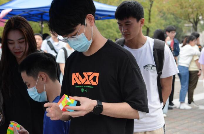 校园吹来数学风 数学“π”对体验美与乐