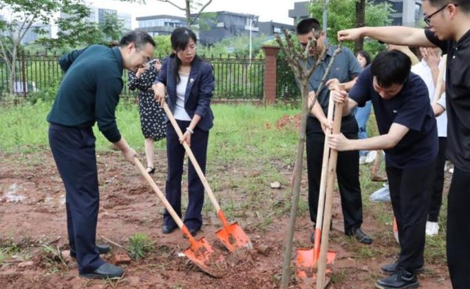 让劳动教育在毕业季“落地生根”