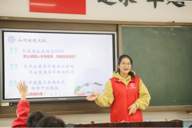 青年学子进社区，筑牢网络安全防线