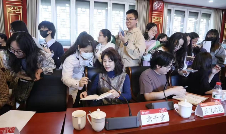 意千重:万千书籍汇流成河,最终喷发为笔下故事 意千重:万千书籍汇流成河,最终喷发为笔下故事