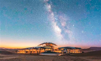 在腾格里沙漠看日出