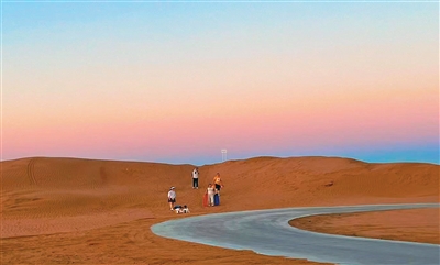 在腾格里沙漠看日出