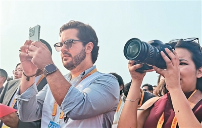 礼成聚众志 笔落寄山河(人民家书)