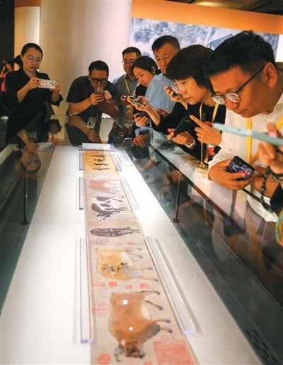 铺展故宫博物院百年长卷