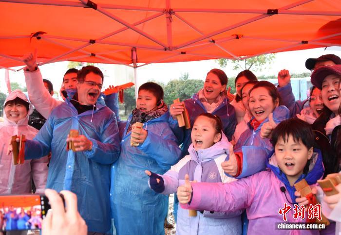 中外“戏粉”冒雨赴七百余年马街书会